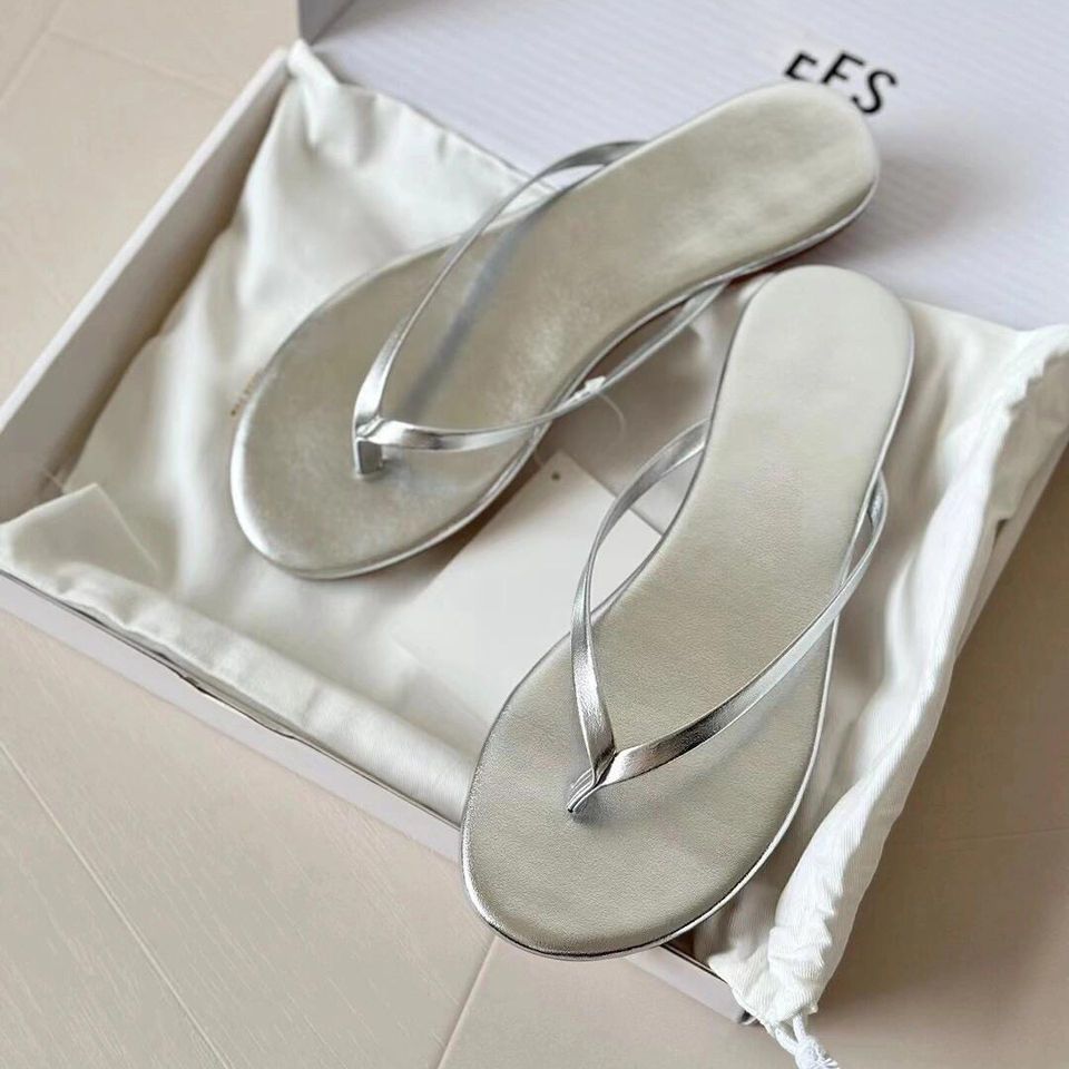 2025 Infradito semplici in argento in stile coreano per donna Sandali infradito piatti da spiaggia per le vacanze Ciabatte estive fresche_voghion.com