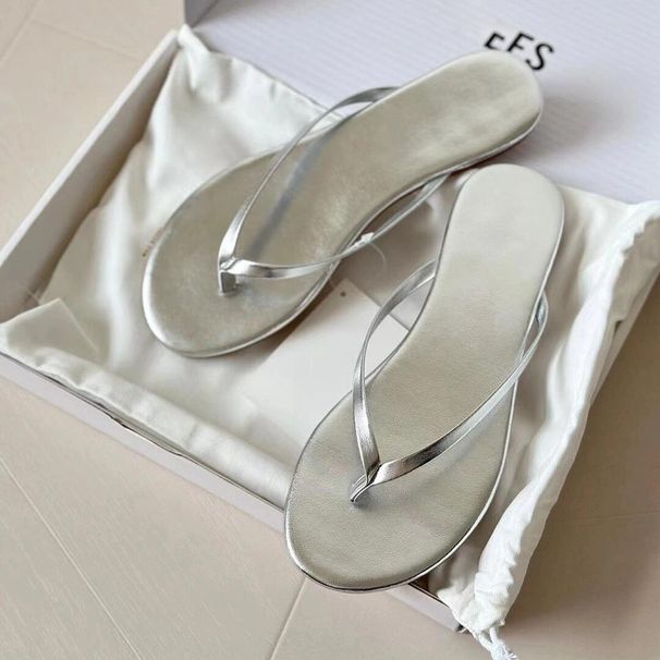 2025 Infradito semplici in argento in stile coreano per donna Sandali infradito piatti da spiaggia per le vacanze Ciabatte estive fresche_voghion.com