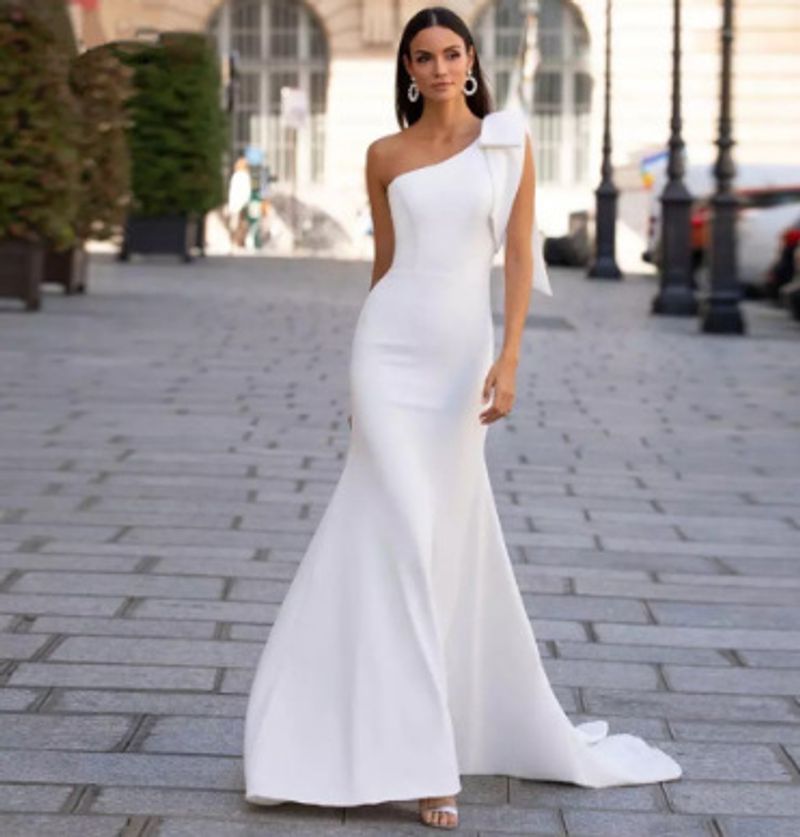 Abito da sposa a coda di pesce in raso, abito da sposa monospalla, abito da sposa bianco con farfalla_voghion.com