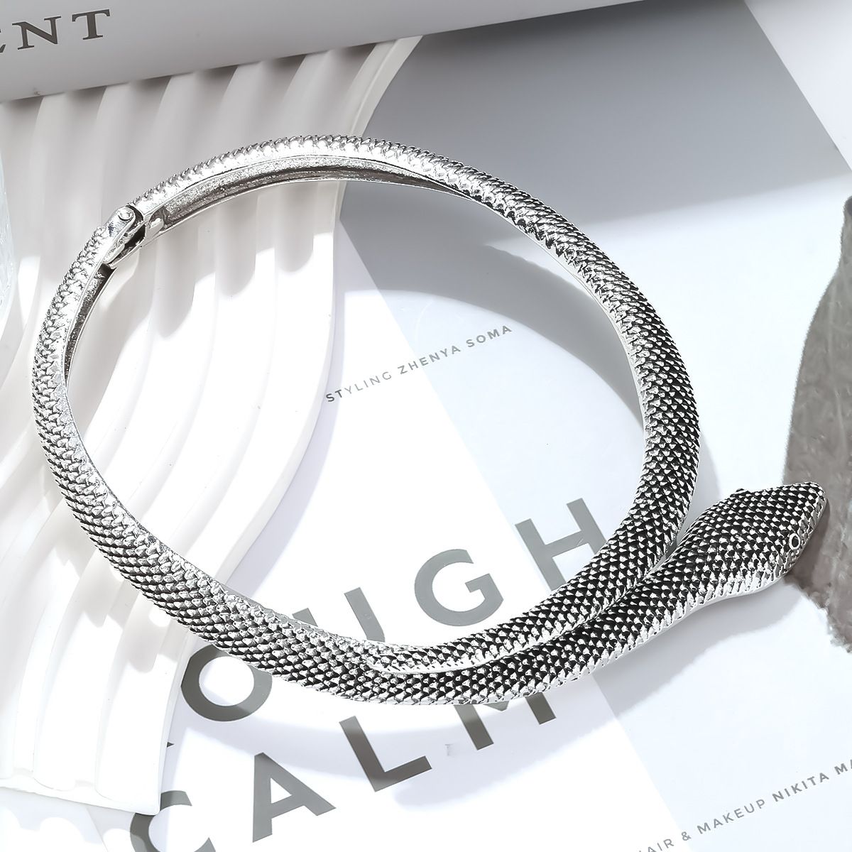 Collare articolato a forma di serpente in lega retrò da donna, design alla moda, collare a molla a forma di serpente, collare in metallo da donna_voghion.com