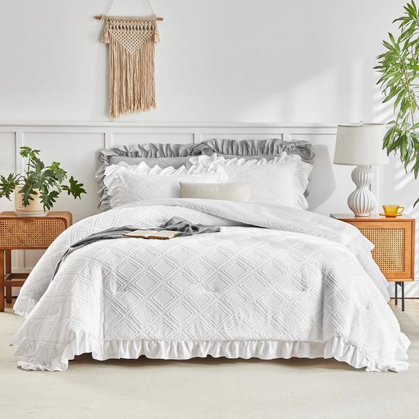 White Diamond Tufted Cut-Out Quilt Set With Ruffled Edge - Polyester Comforter (3-Piece Set, Premium Quality)_voghion.com