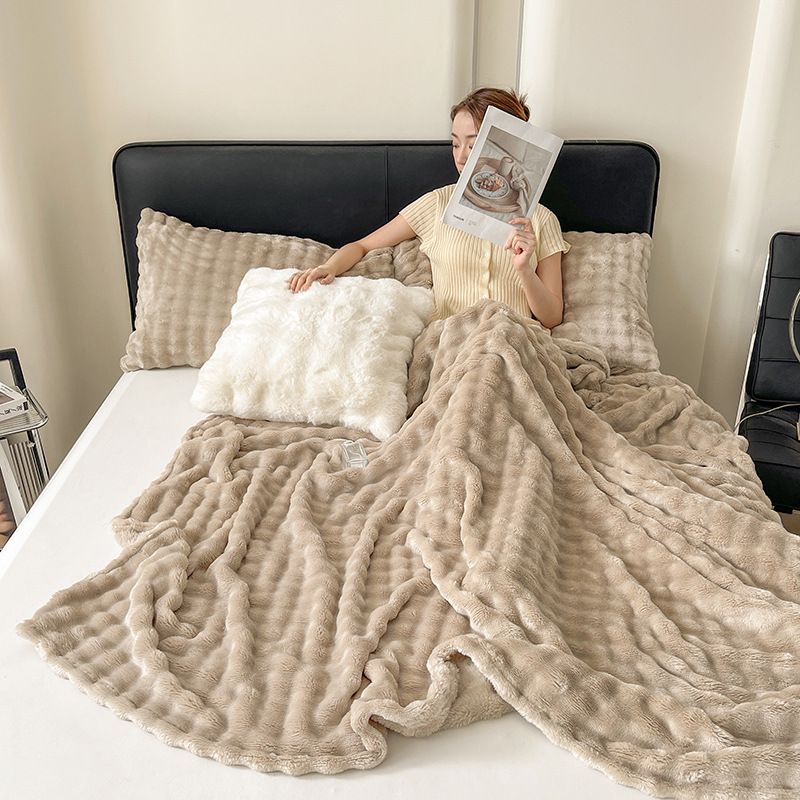 Itin minkšta, sutirštinta, pieniško aksomo burbulinė triušio pliušinė antklodė, dviguba šilta, stora antklodė, viengulė biuro antklodė_voghion.com