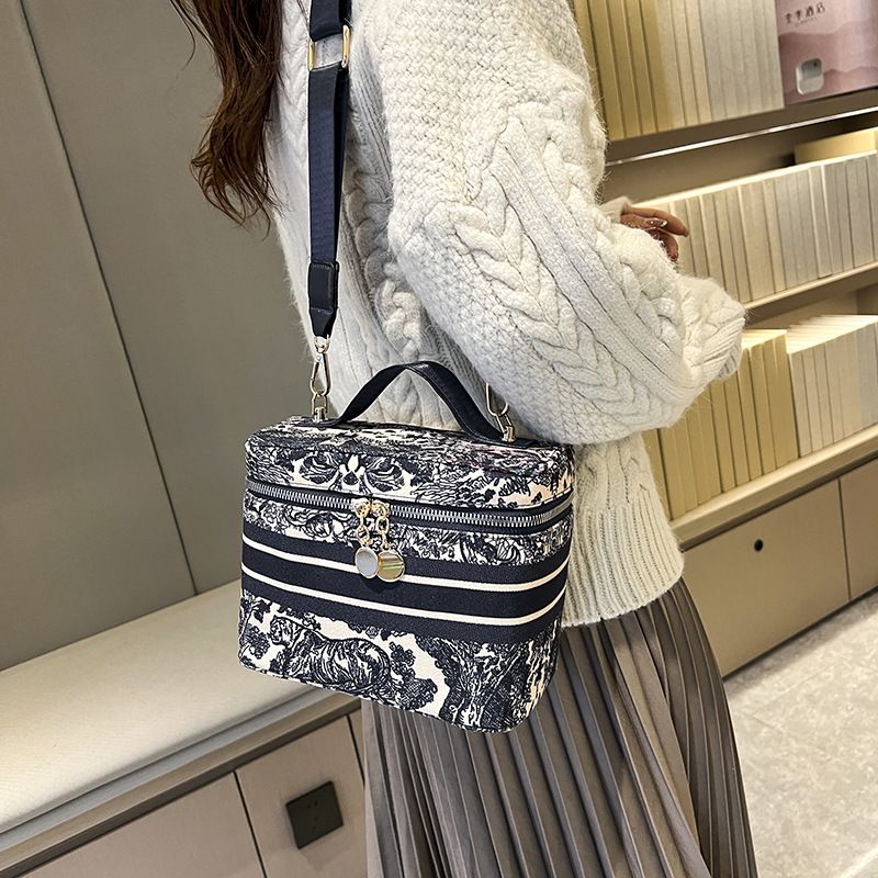 Large Capacity Cosmetic Bag Travel Animal Picture Canvas Embroidery Makeup Storage Bag Fashion Portable Handheld Toiletry Bag_voghion.com