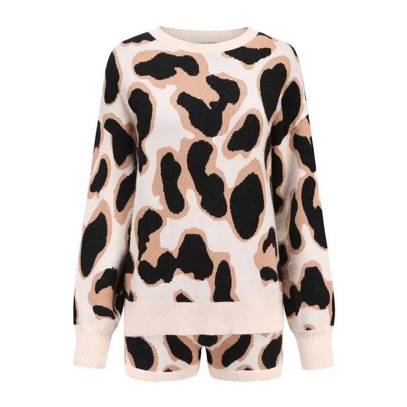 Completo da donna con pantaloncini in maglione a maniche lunghe con stampa leopardata_voghion.com