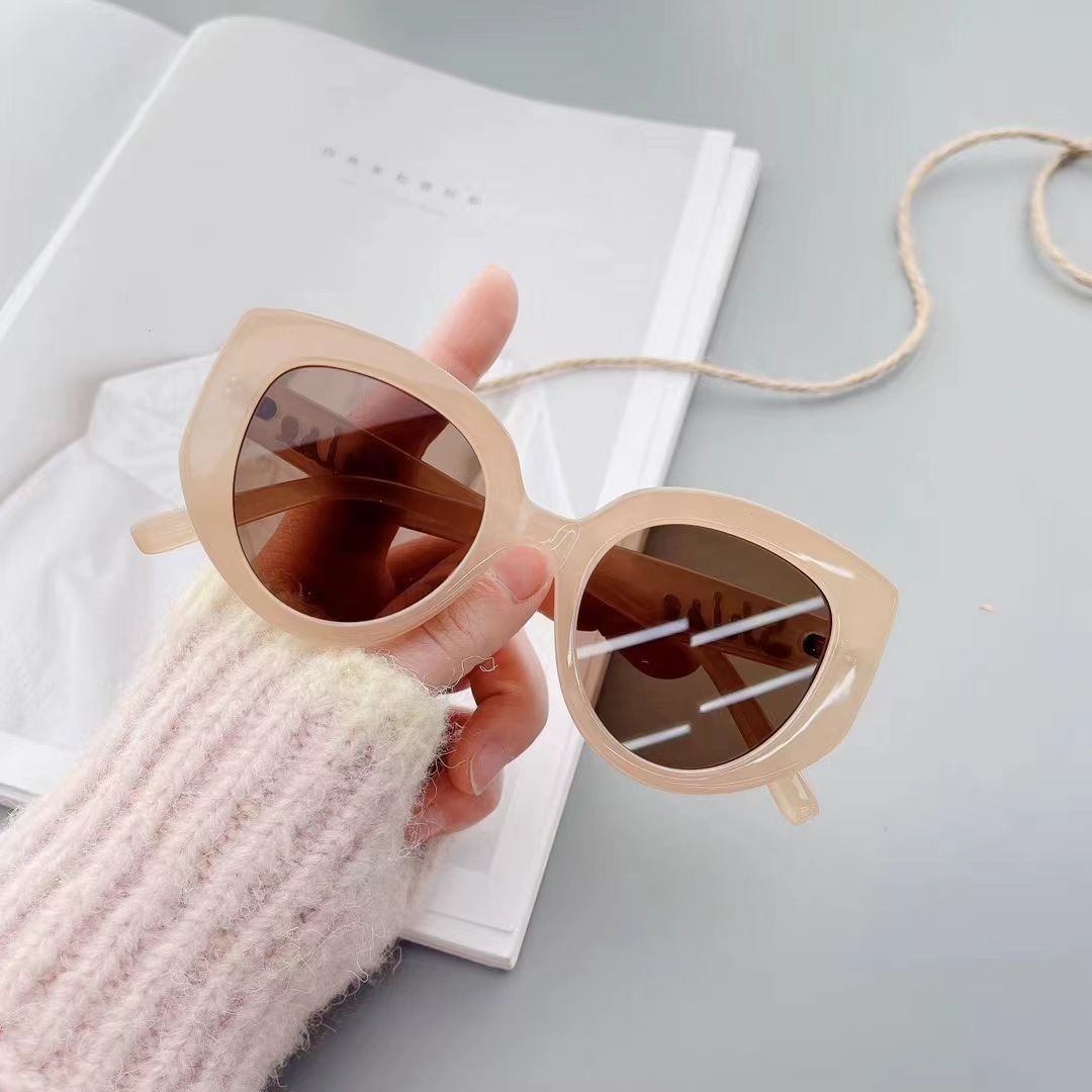 LazyZoom 2024 New High-Grade Square Round Face Slimming Western Style Retro Big Frame Cat Eye Sunglasses Women's Fashion_voghion.com