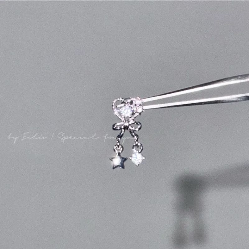 Orecchini a bottone in acciaio al titanio con nappa a forma di cuore, con diamanti scintillanti, a spirale, ipoallergenici, dolci e alla moda, design di nicchia_voghion.com