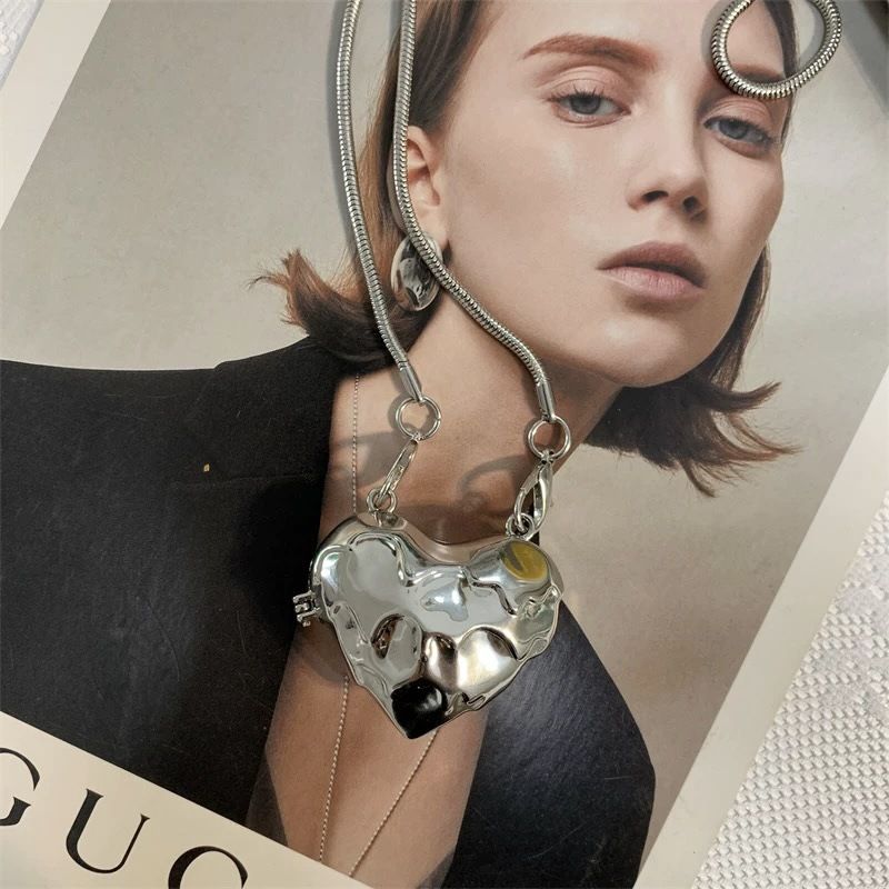 Koreanische Internet-Berühmtheit im gleichen Stil, Metallherz, kleine Kette, Umhängetasche, High-End-Sinn, passende Kleidung, Mini-Accessoire_voghion.com