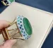 Braccialetto aperto in cristallo di giada verde malese a faccia larga per donna placcato in oro pieno di piccole pietre preziose moda personalizzata_voghion.com