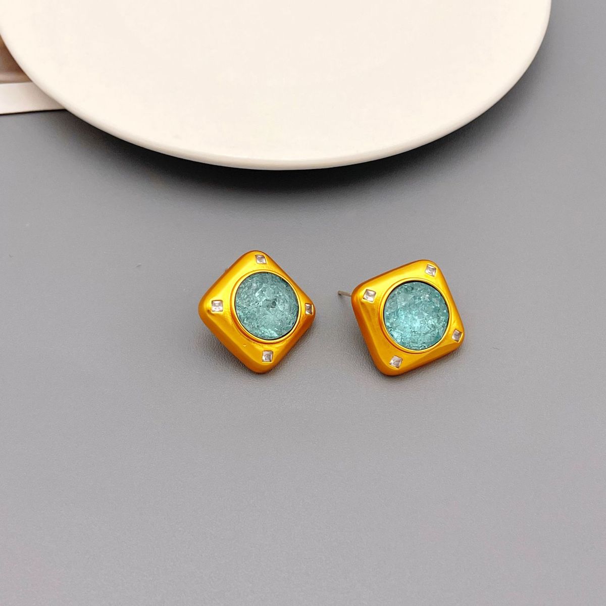 Silver Needle Qingdao mittelalterliche mattgoldene kleine duftende Windohrringe, sommerliche quadratische Ohrringe im einfachen Stil_voghion.com