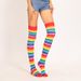 Rote, bunte, regenbogengestreifte Overknee-Socken im extralangen Stil_voghion.com