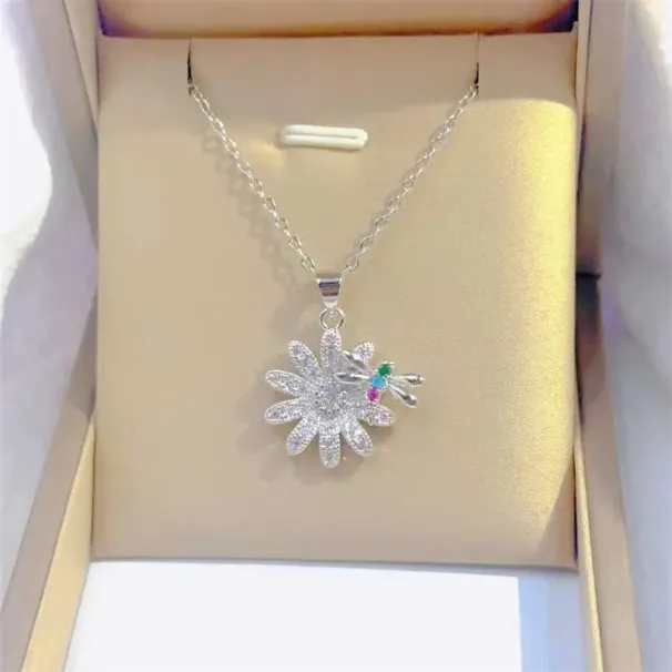 Collane con ciondolo alla moda e belle, collana con piccolo crisantemo, squisita personalità retrò, ape in acciaio inossidabile_voghion.com