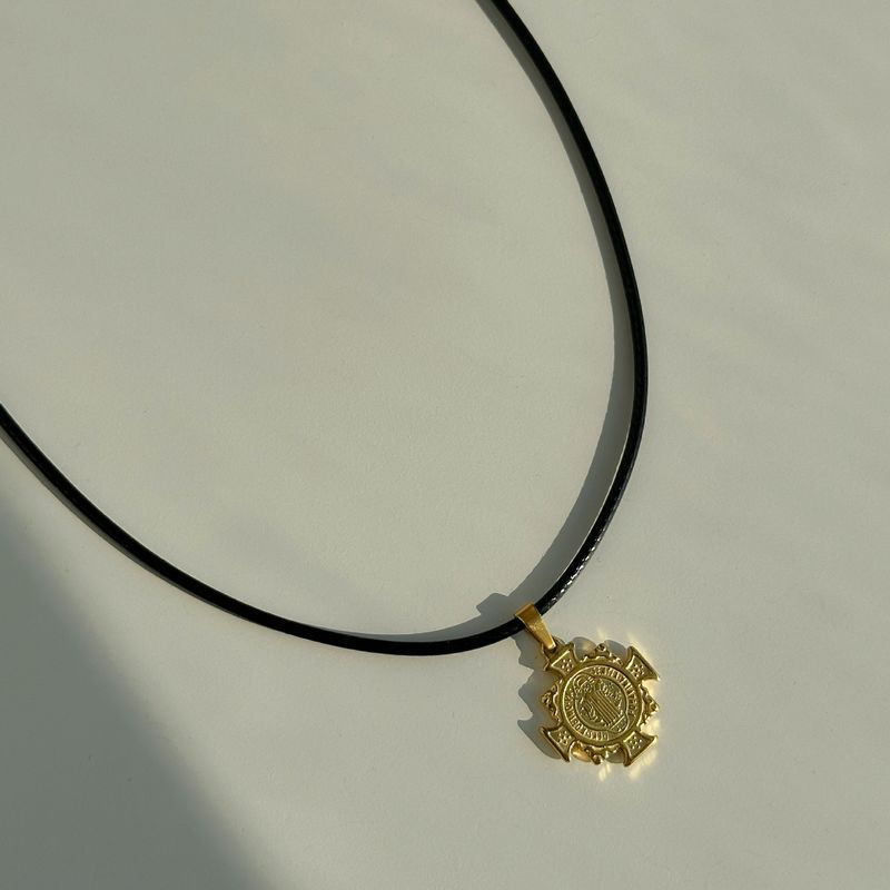 Collana con ciondolo a forma di croce retrò in acciaio al titanio placcato oro Spot INS, in corda di pelle nera_voghion.com