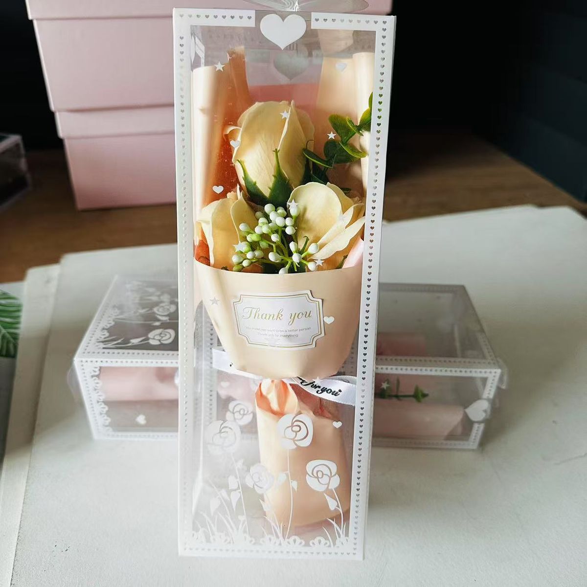 Presentes Festivos Natal Dia das Mães Caixa de Presente com Flores Preservadas Buquê de Rosas de Sabonete Cravos Flor Artificial Presente Sofisticado para a Mãe_voghion.com