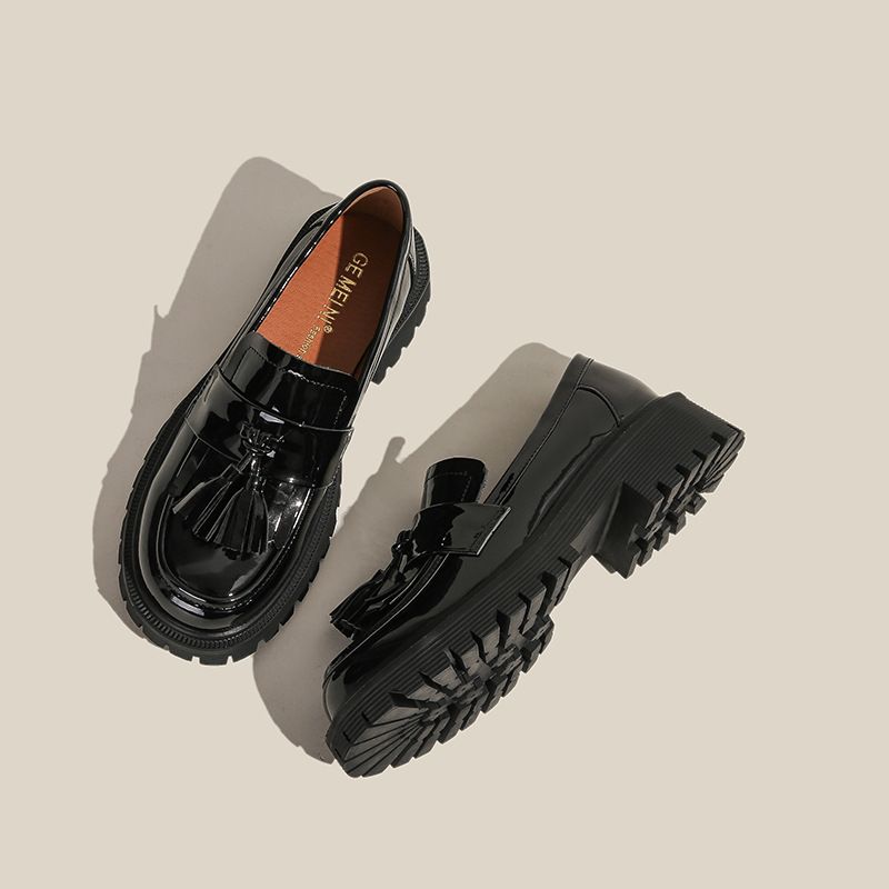 Einzelne kleine Lederschuhe im britischen JK-Stil mit tiefem Schnitt, vielseitige Loafer mit dicker Sohle und Quaste für Damen im Frühjahr 2024_voghion.com