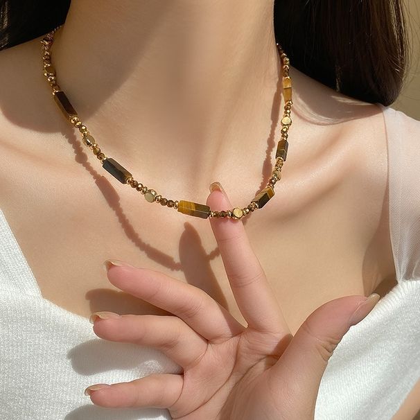 Collana da donna con pietra naturale occhio di tigre e perle, catena a strati con perline color caffè, accessorio boho chic autunno/inverno_voghion.com