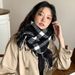 Scarf för kvinnor 2024 höst och vinter ny koreansk version rutig scarf mångsidig mellan till lång stil, bärs som en_voghion.com