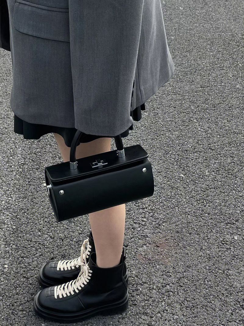 A niche black round bucket handbag, fashionable French women's 2024 new texture bag, versatile crossbody bag_voghion.com