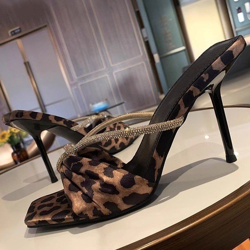 Slide-Sandalen aus Satin mit Leopardenmuster – Pantoletten mit quadratischer Zehenpartie und Riemchenabsatz für Damen mit Strasssteinen, offene Zehenpartie, elegante Sommer-Hausschuhe_voghion.com