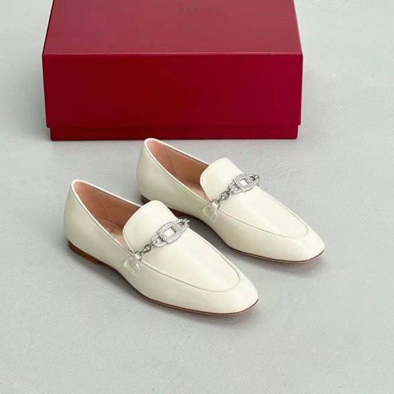 Mocassins estilo novo início da primavera, bico redondo, pele de carneiro, boca rasa, fivela de diamante, sapato único_voghion.com