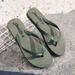 2024 Sommer Neue Einfache Damen Flip-Flops im Koreanischen Stil Flache, rutschfeste Zehenstegsandalen Strandschuhe_voghion.com