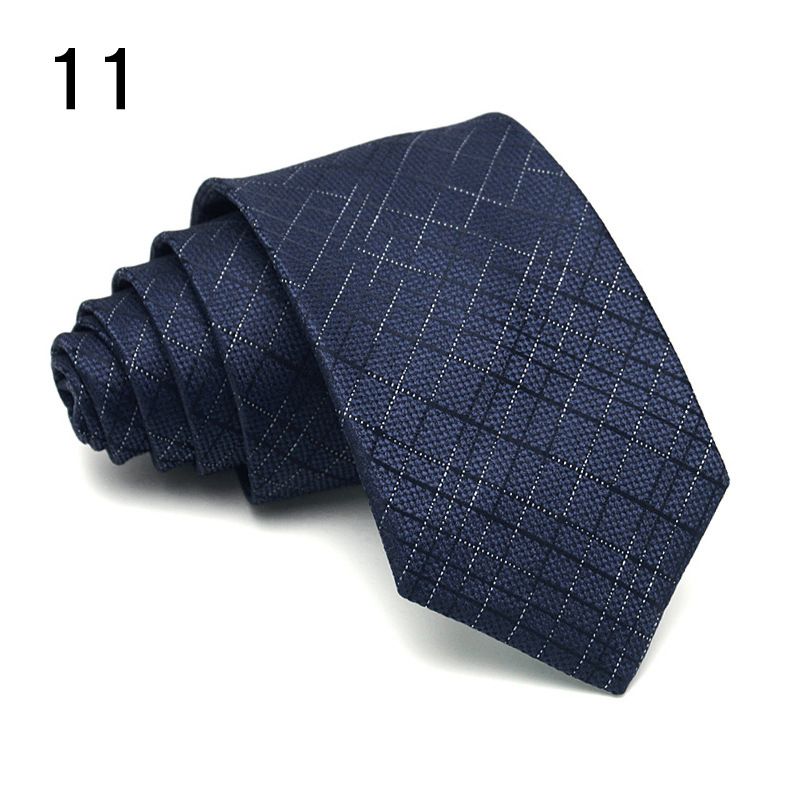 Madingi vyriški iškilmingi drabužiai, verslo, darbo, baltas, jaunas, vidutinio amžiaus, madingas, laisvalaikis kaklaraištis, platus dryžuotas_voghion.com