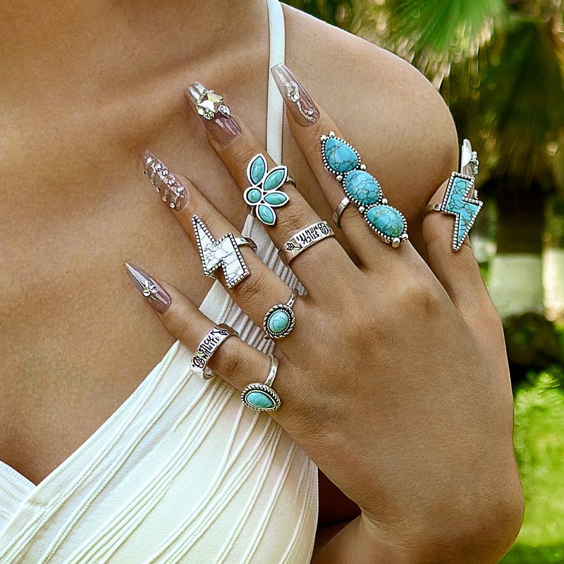 Modisches, achtteiliges Ringset mit eingelegtem Türkis im ethnischen Stil mit geometrischen Schnitzereien_voghion.com