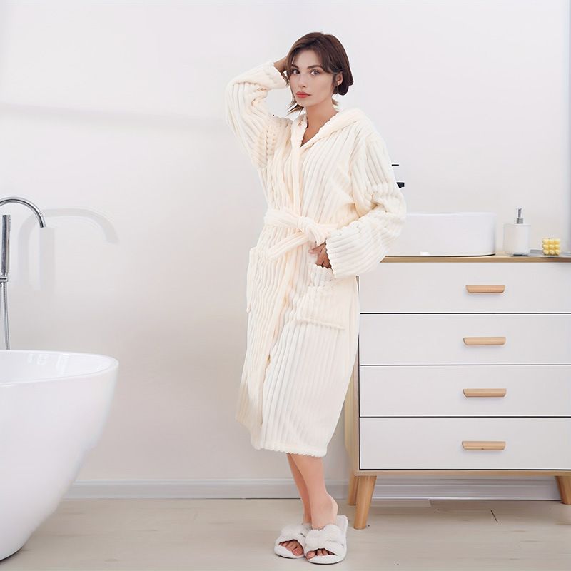 Miękki w dotyku szlafrok z mikropolaru z kapturem, pluszowy długi szlafrok spa, chłonny szlafrok_voghion.com