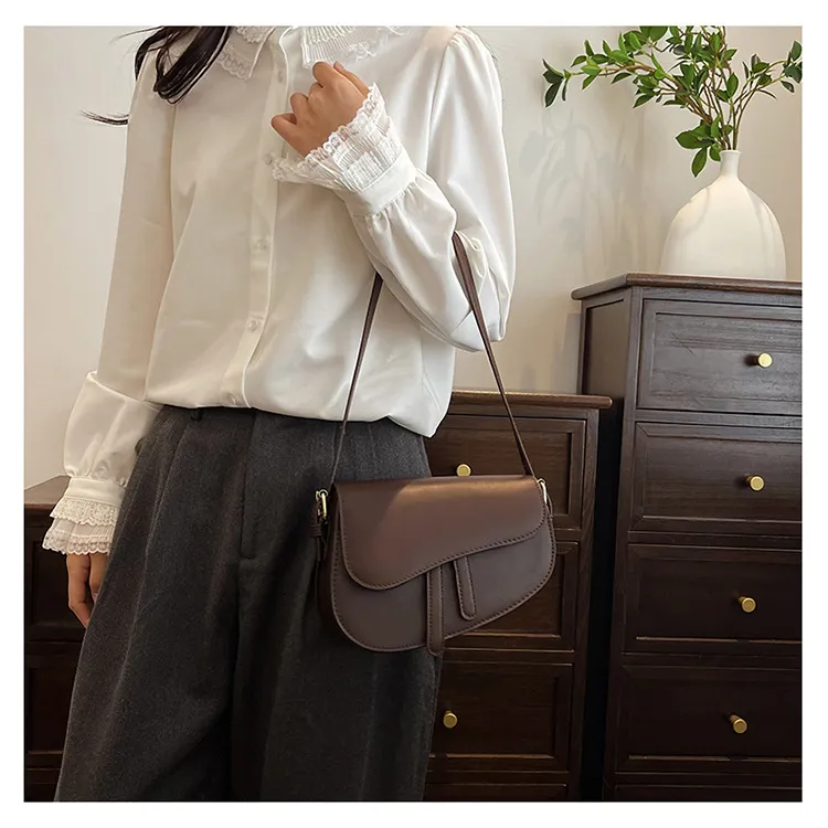 Paquet de niche de texture premium pour femmes, nouveau sac pour femme, sac à bandoulière populaire d'été, sac de selle à bandoulière simple_voghion.com