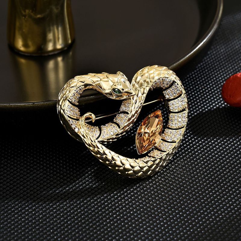 Snake heart shaped brooch, personalized pendant, men's and women's accessories, delicate snake chest flower_voghion.com