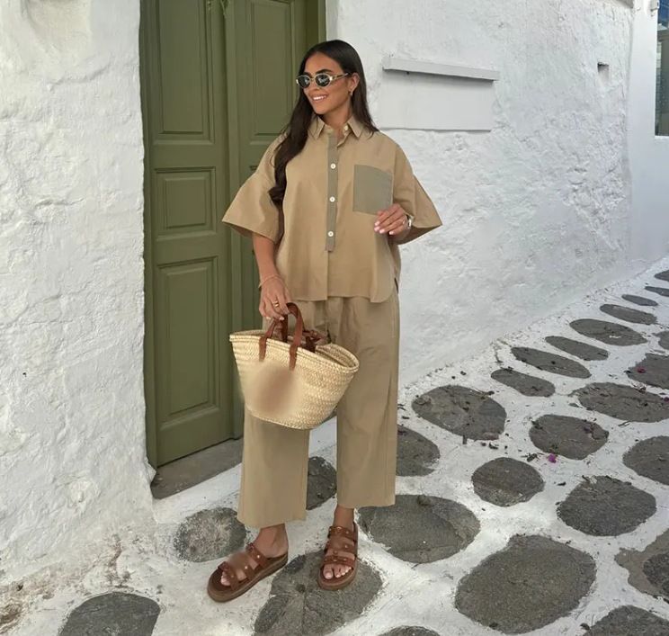 Completo da donna con pantaloni e top a maniche corte con stampa abbinata ai colori_voghion.com