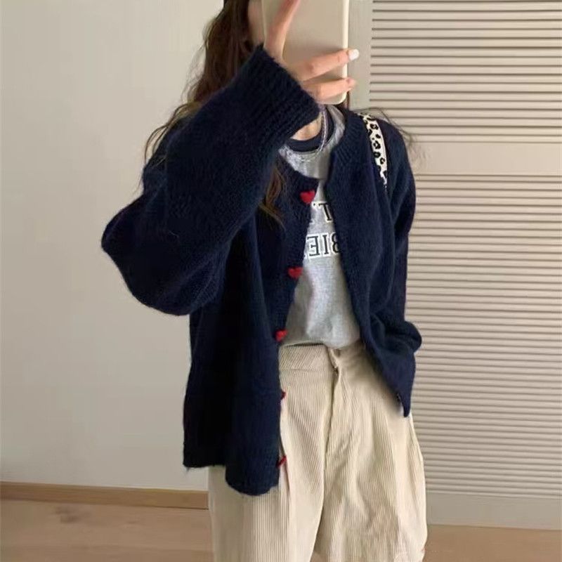 Koreanische Version der weichen klebrigen Herzknopf Rundhalspulloverjacke für Damen im Herbst neues Design, faul und locker gestrickt_voghion.com