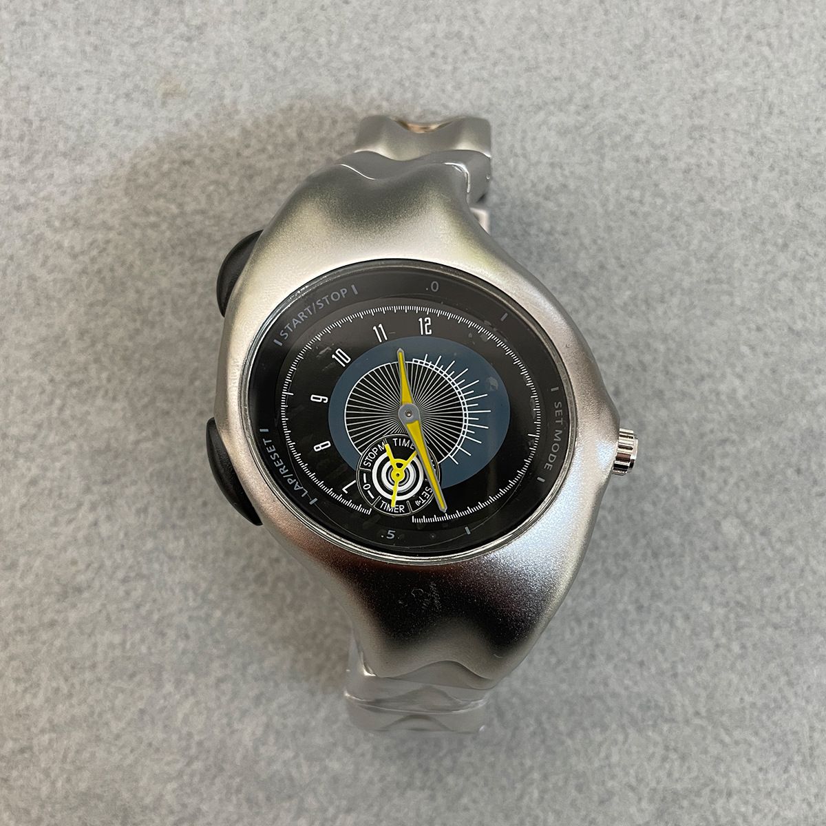 Vintage Y2K-inspirierte verzerrte ovale Uhr – Retro-Modestatement mit Quarzwerk, Mineralglas und 30 m Wasserdichtigkeit, mehrere Farben_voghion.com