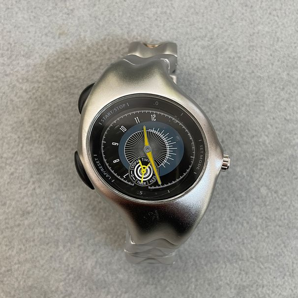 Vintage Y2K-inspirierte verzerrte ovale Uhr – Retro-Modestatement mit Quarzwerk, Mineralglas und 30 m Wasserdichtigkeit, mehrere Farben_voghion.com