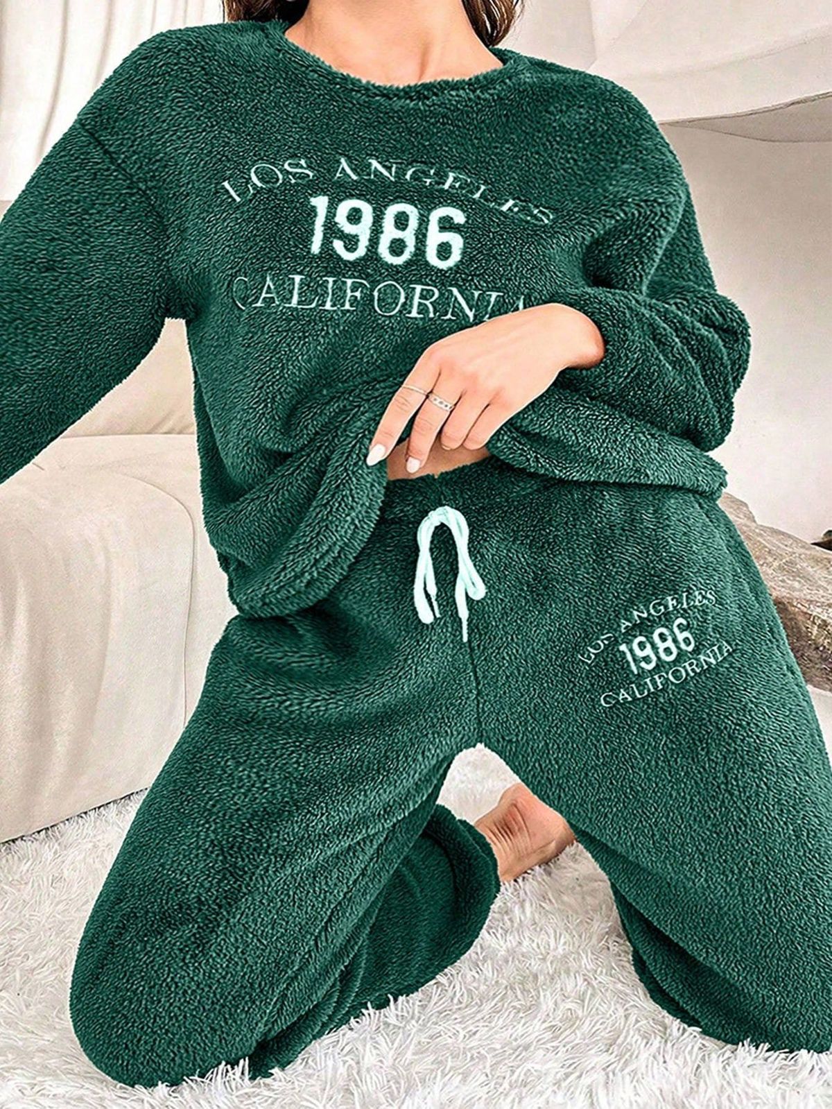 2025 Neues, samtverdicktes Loungewear-Set für Damen im Herbst und Winter, High-End-Pyjama, langärmeliges Hosen-Set_voghion.com