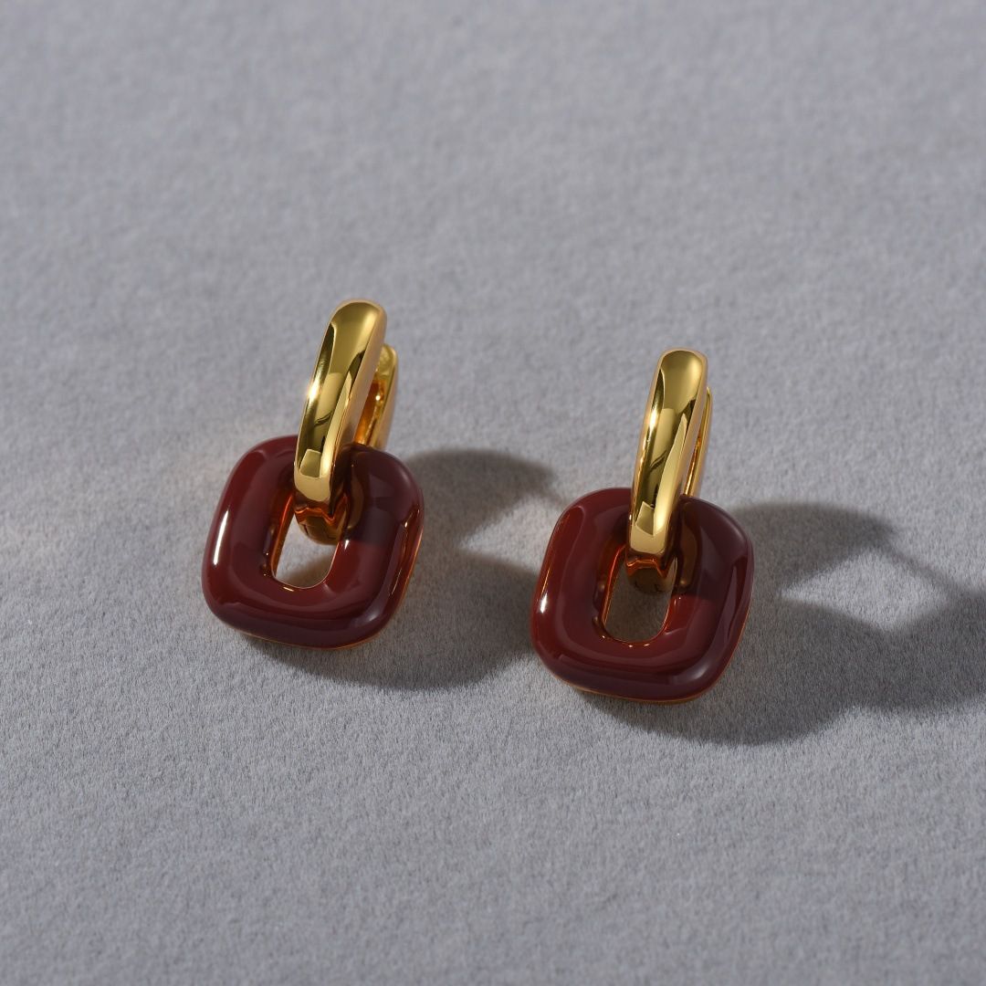 Pendientes geométricos de esmalte para mujer, de latón con baño de oro de 18 quilates: modernos y versátiles para el día a día._voghion.com