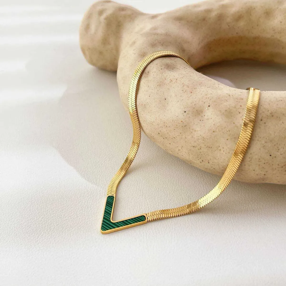 Collana moderna in acciaio inossidabile placcato oro con catena piatta a serpente, impermeabile, con conchiglia di malachite verde_voghion.com