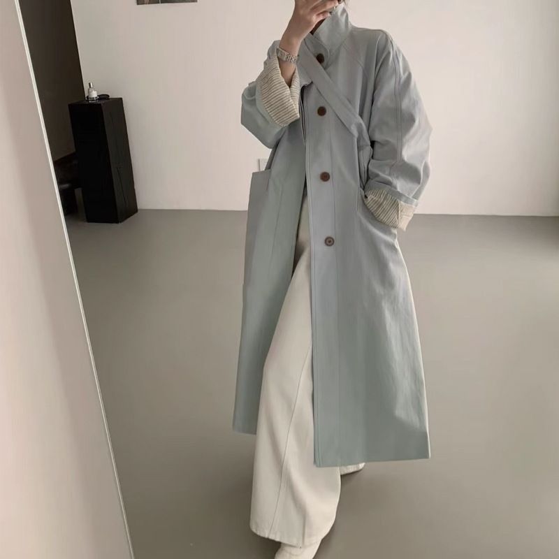 Ding Dalwen trägt im Frühjahr/Herbst 2025 eine mittellange bis lange Windjacke für Damen. In diesem Jahr ist der Trend_voghion.com