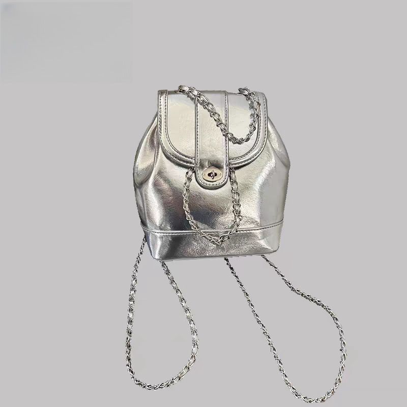 Nicchia di blogger coreana 2025 Nuova borsa da viaggio con zaino piccolo in argento con catena di alta qualità per le donne in stile Ins_voghion.com