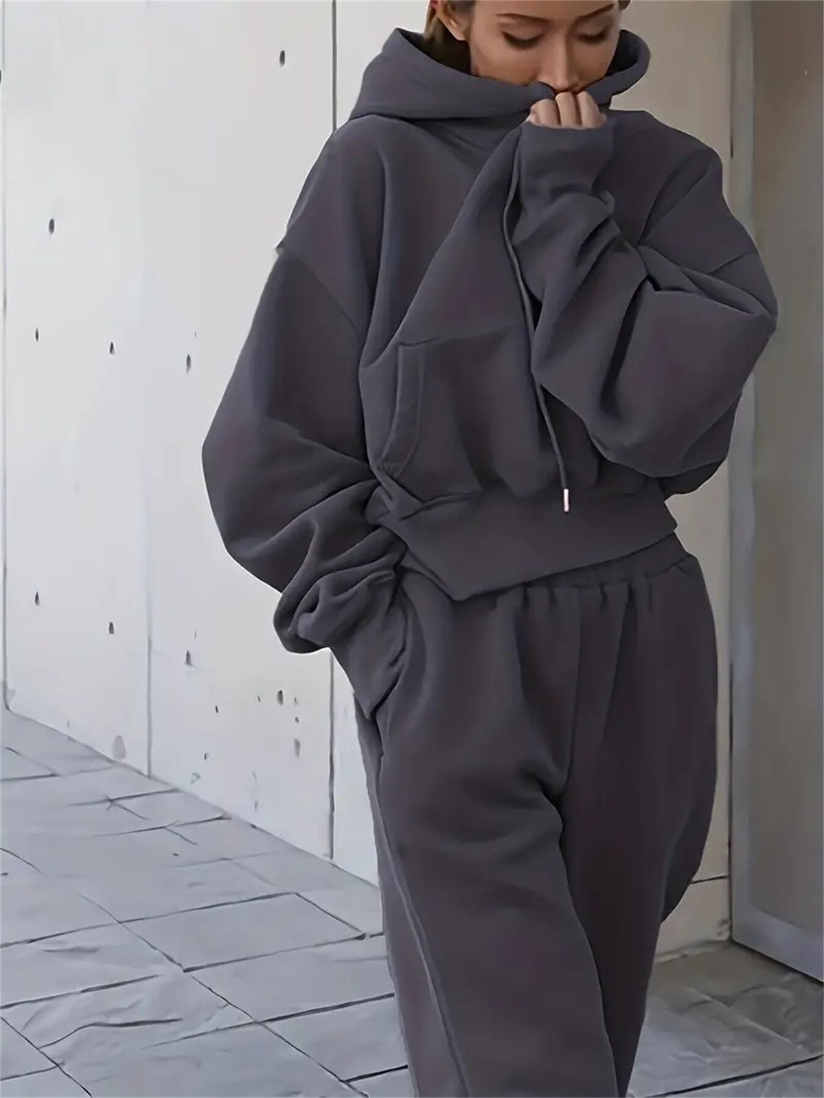 Conjunto esportivo de duas peças com capuz e calça casual de cor sólida para outono/inverno 2024 feminino_voghion.com
