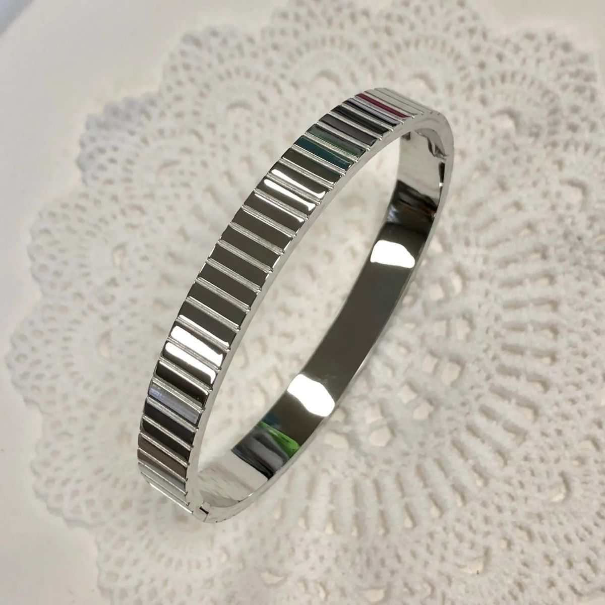 Bracciale da donna in acciaio inossidabile con perforazione del fango, set con zircone a quadrifoglio e bracciale aperto a pagoda, leggero ed elegante per l'uso quotidiano._voghion.com