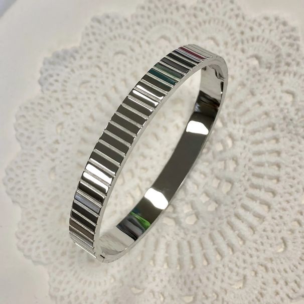 Bracciale da donna in acciaio inossidabile con perforazione del fango, set con zircone a quadrifoglio e bracciale aperto a pagoda, leggero ed elegante per l'uso quotidiano._voghion.com