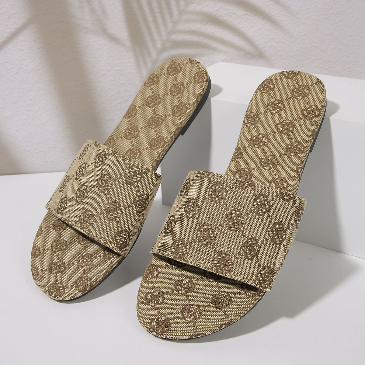 Nya försålda kvinnors tofflor En platt retro sandaler tofflor_voghion.com