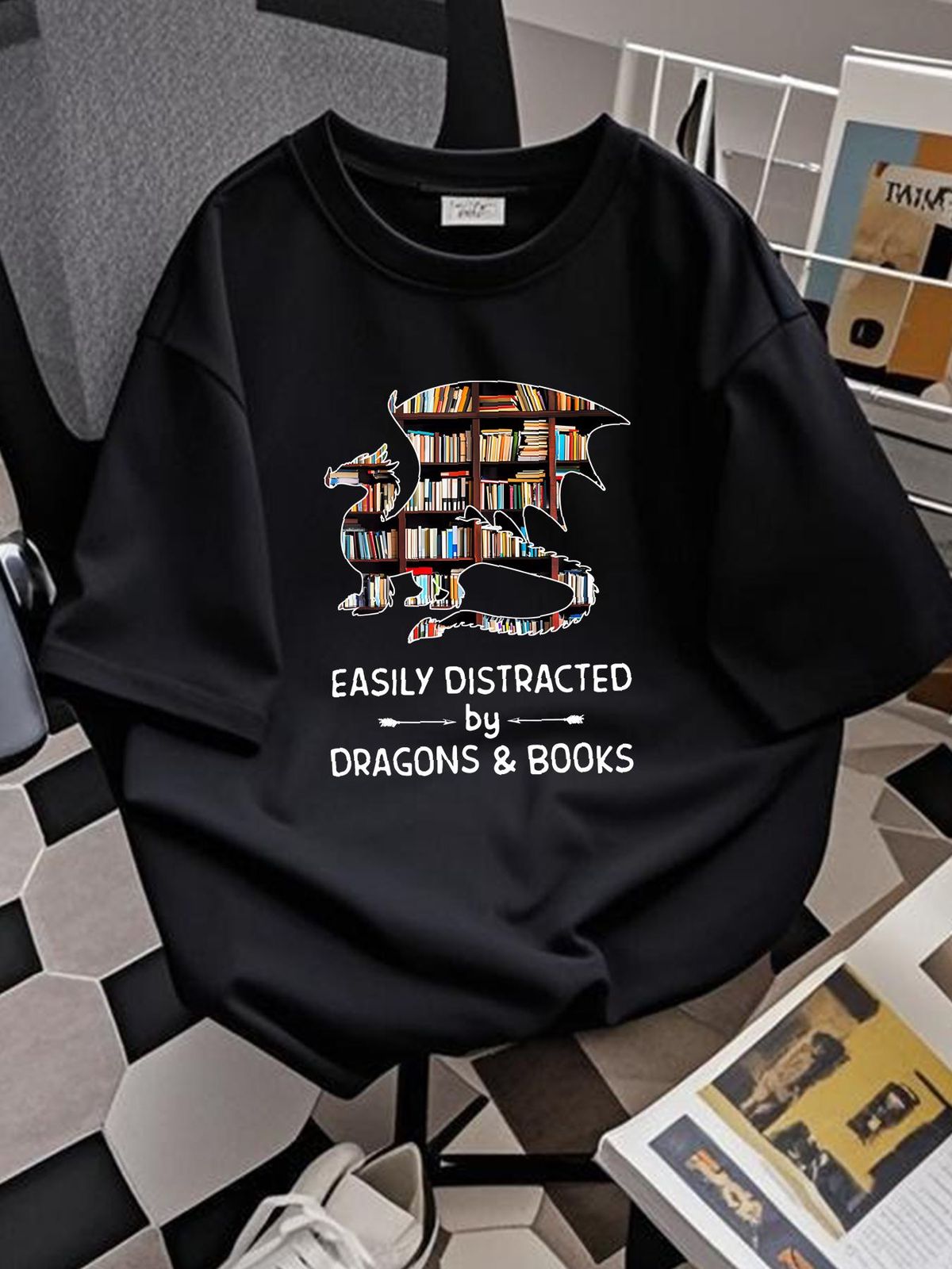 Koszulka męska z nadrukiem "Łatwo rozpraszani przez smoki i książki" Zabawny prezent Koszulka z bawełny Lekko oddychająca Ubrania projektanta Modne unisex Rozciągnięte Lato_voghion.com