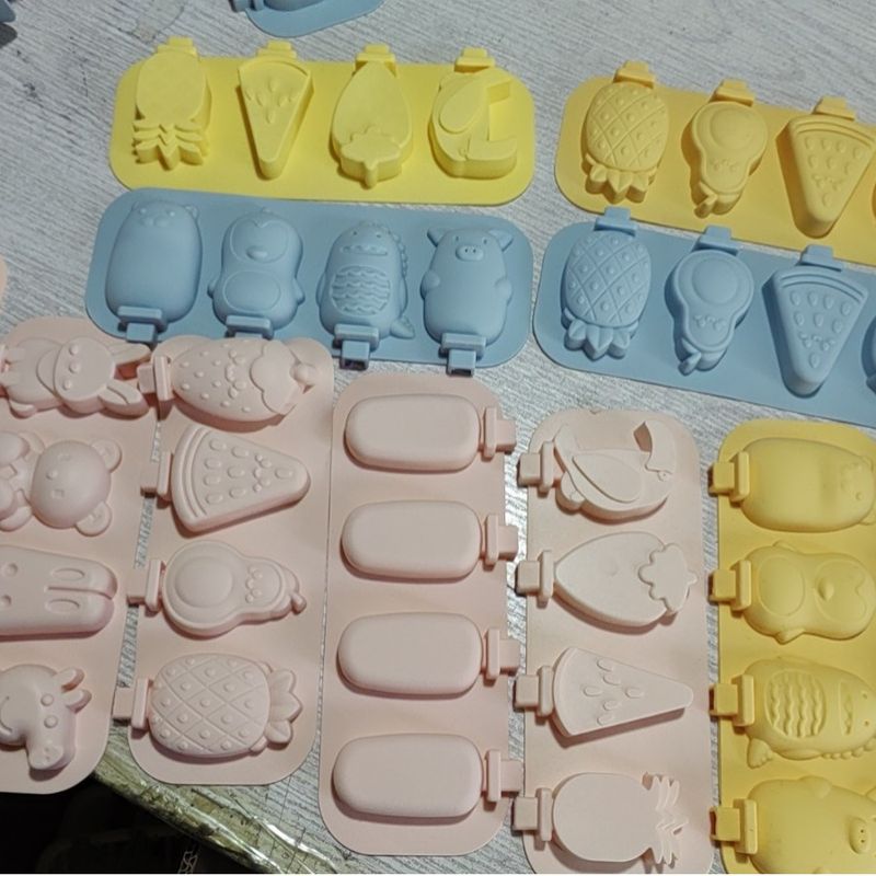 ​Cartoon Ice Cream Molds - Food Grade Silicone Popsicle Maker With Lid For DIY Frozen Treats_voghion.com