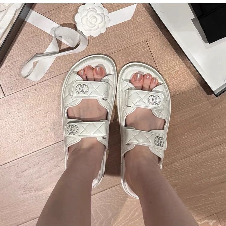 Schleiftechnik-Patch-Hausschuhe im Sommer 2024, Tragen von Sandalen mit dicker Sohle und flachem Boden für Frauen am Strand_voghion.com