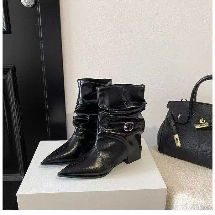 Sommer 2025: Neue spitze Retro-Stiefeletten von Martin Design Sense aus weichem Leder mit lässigem, figurformendem Schnitt und weitem Schaft für Damen_voghion.com