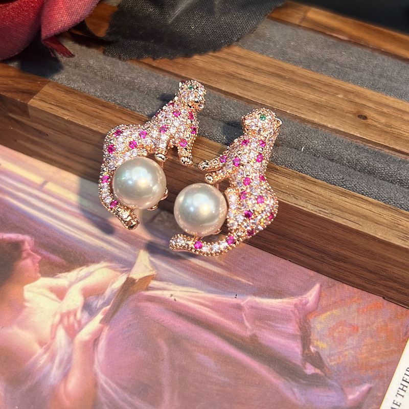 Boucles d'oreilles à tige en forme de tête de léopard avec incrustation de zircon, design audacieux et tendance_voghion.com