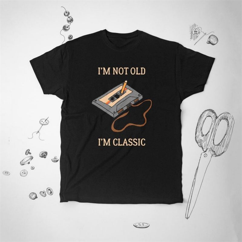 Retro-Shirt, T-Shirt, Grafikdesign mit dem Spruch „Ich bin nicht alt, ich bin klassisch“. Lustiges Zitat, Witz-Uni-Shirt, Geschenkidee._voghion.com