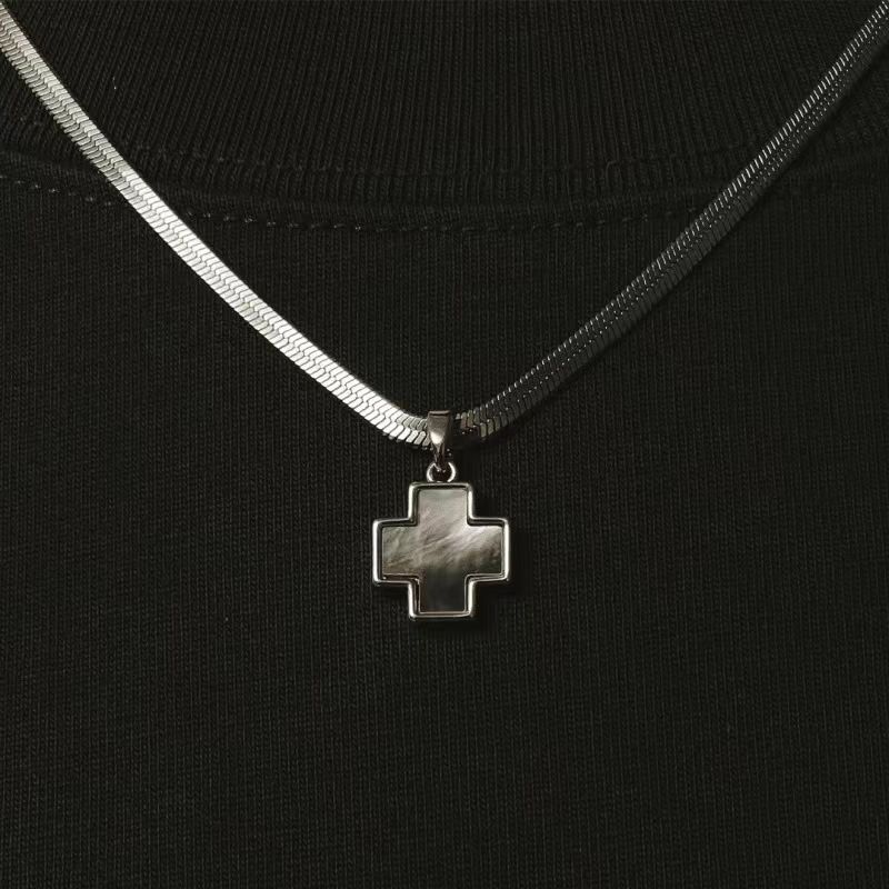 Collana con ciondolo in madreperla colorata a forma di quadrifoglio con croce autunnale e invernale unisex semplice di alta qualità in acciaio al titanio_voghion.com