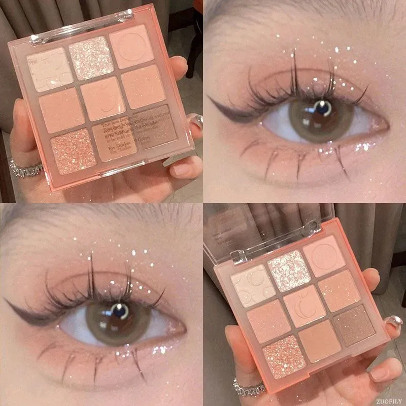 Palette di ombretti color pesca e crema, con paillettes, perlescenti, glitterati e pigmentati, per un trucco carino e cosmetici di bellezza._voghion.com